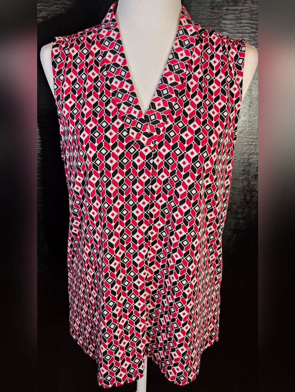 Jones New York Sleeveless Tunic Top M Red Black White Geometric V-Neck Gathered